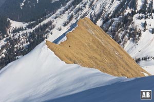 Während die Südhängen bereits schneefrei sind herrscht in den Nordhängen noch tiefster Winter