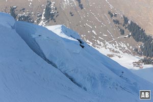 Die angerissene Schneedecke im Nordhang weist auf die latente Lawinengefahr hin