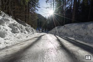 Die breite Bahn zur Schwarzentenn Alm: Bei meiner Begehung durchgängig mit einer dicken Eisschicht überzogen