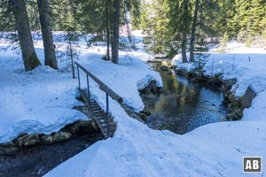 ...wird wenig dahinter dessen Wasserlauf überquert