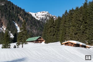 Hütten an der Schwarzentenn Alm - mit dem Ochsenkamp im Hintergrund