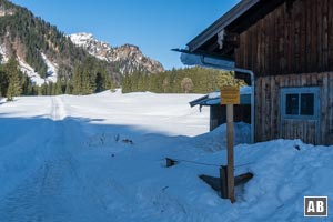 Links der Gaststätte das kahle Areal weiter nordwärts wandern...