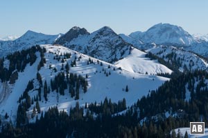 Halserspitz, Hochplatte, Roß- und Buchstein, sowie Guffert stellen die Nachbarschaft