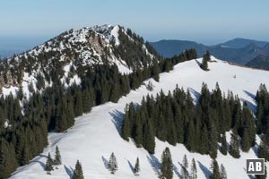 Der Brandkopf (Schneehügel im Vordergrund) kann vom Seekarkreuz ohne größeren Aufwand mitgenommen werden. Dahinter Spitz-/Auer- und Ochsenkamp.