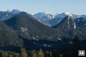 In unserem Rücken formatieren sich die ersten Berge. Rechts der steile Zahn des Leonhardsteins.