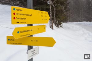 Gegenüber dem Parkplatz P1 an der Heutalstraße beginnt an diesem Wegweiser der Aufstieg zum Sonntagshorn