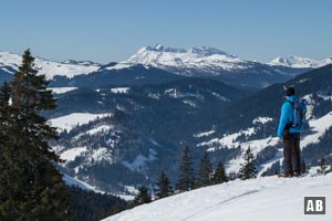 Mit zunehmender Höhe baut sich im Westen langsam der Wilde Kaiser auf