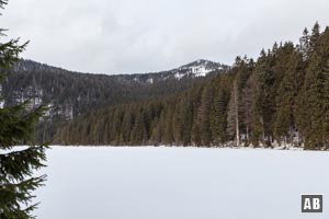 Unser Startpunkt, der Große Arbersee, mit unserem Ziel: Der Große Arber