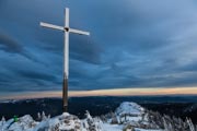 Das winterliche Gipfelkreuz des Großen Arber
