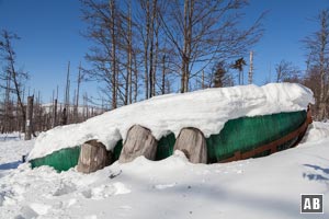 Die verschneite Gläserene Arche am Wegesrand