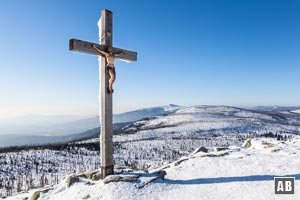 Schneeschuhwanderung Lusen: Der Gipfel des Lusen mit dem Großen Rachel im Hintergrund