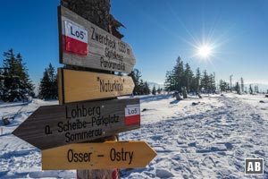 Auf dem Weg zum böhmischen Gipfel wandern wir nach Norden zu diesem Wegweiser.