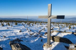 Das böhmische Gipfelkreuz mit Aussicht in den Böhmerwald.