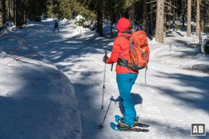 Um andere Wintersportler nicht zu gefährden nur am Rand der Loipe aufsteigen.