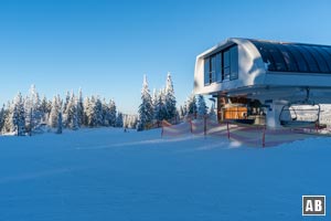 Links der Bergwachthütte und diesem Lift die Familienstrecke abwärts.