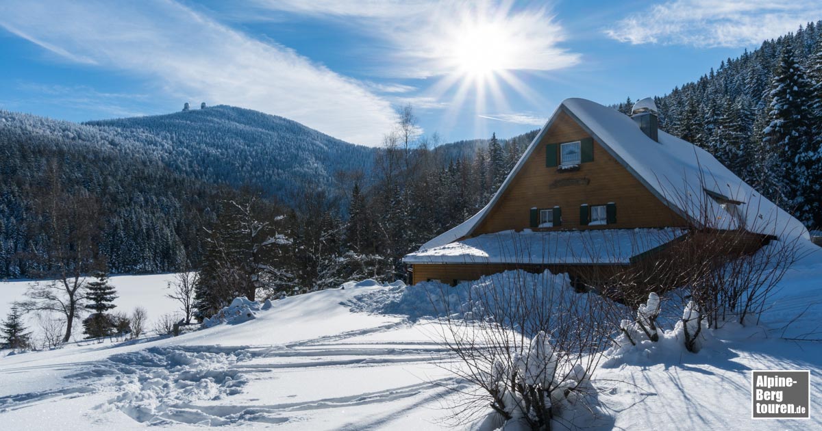 Das Seehäusl am Kleinen Arbersee - mit dem Großen Arber im Hintergrund