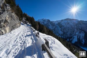 Skitour Kehlstein: Schnurgerade gleiten wir auf der Kehlsteinstraße der Göll-Westwand entgegen.