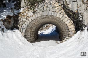 Skitour Kehlstein: Mehrere Tunnel müssen auf der Kehlsteinstraße passiert werden.