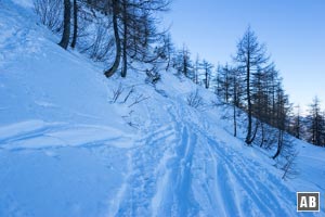 Kurz vor dem Buswendeplatz beginnt der alpine Aufstieg zum Kehlsteinhaus: schmal, steil und lawinengefährdet!