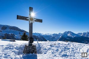 Skitour Kehlstein: Der Gipfel mit dem Watzmann rechts im Hintergrund.