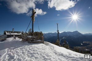 Skitour Wank: Der Gipfel mit der Zugspitze im Hintergrund