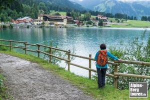 Die Umrundung des Haldensee geht mit der Ortschaft Haller auf Tuchfühlung