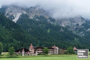 Zurück am Haldensee - Teil von Haller vor den wolkenverhangenen Steilmauern der Tannheimer Berge