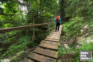 Kurz hinter der Brücke über den Kendelbach scheren wir in den breiten Normalwanderweg ein