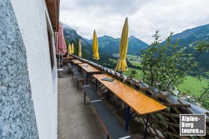 Die Terrasse des Adlerhorst thront dominant über dem Tannheimer Tal