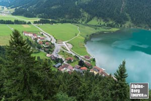 Tiefblick auf Haller, von wo aus nach Besuch des Adlerhorst die Umrundung des Haldensee fortgesetzt wird