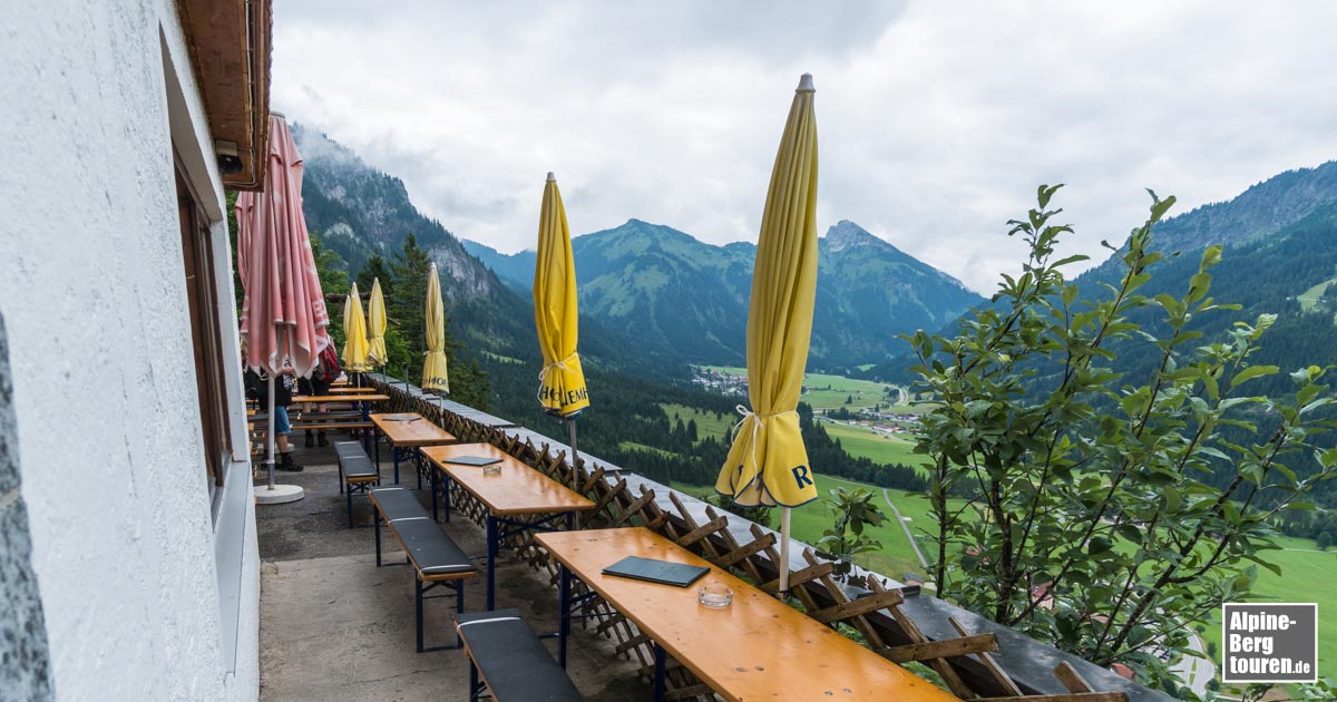 Der Adlerhorst thront hoch über dem Tannheimer Tal