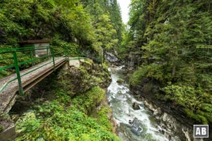 Im unteren Teil dominieren breite Wege und die Klamm ist noch mehrere Meter breit