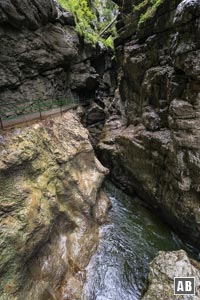 Im oberen Teil wird die Klamm zunehmend schmaler und die Wände zur Rechten und zur Linken höher