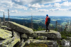 Der Rückweg am Rücken des Dreisesselberges steht dem Adalbert-Stifter-Steig in Sachen Aussicht in nichts nach: Weiter Blick in den Bayerischen Wald.