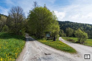 Wir wählen den Weg links der Informationstafel.