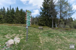 Auf Höhe des Landshuter Hauses drehen wir nach links ab - folgen dem Wegweiser <q>Geißkopf</q>.