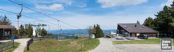 Der Gipfel des Geißkopfs mit dem Sessellift und der Geißkopfhütte.