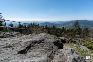 Aussicht vom Kreuzfelsen über die Ausläufer des Bayerischen Waldes und das flache Vorland.