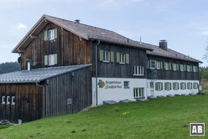 Wenige Schritte hinter den Ruinen befindet sich das Landshuter Haus - entstanden aus einem der ehemaligen Höfe von Oberbreitenau.