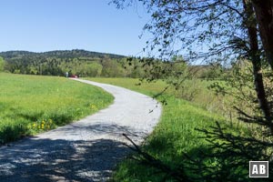 Zuletzt über einen Schotterweg zurück zum Wanderparkplatz in Rohrmünz.