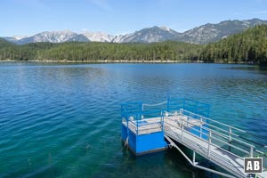 Wanderung Eibsee: Bootssteg am Ostufer vor dem Ammergebirge (u. a. Schellschlicht).