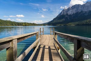 Wanderung Eibsee: Ein Bootssteg am westlichen Ende mit Blick auf die Waxensteine.