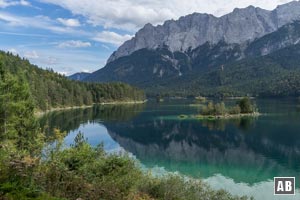 Das Wettersteingebirge bildet die alpine Kulisse hinter dem Eibsee