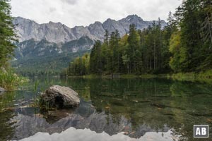 Bucht am Eibsee mit Zugspitze.