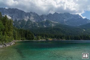 Wanderung Eibsee: Der See und die wolkenverhangene Zugspitze.