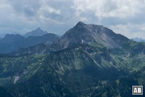 Aussicht vom Einstein: Im Süden gefallen das Gaishorn (rechts) und der Hochvogel (links)