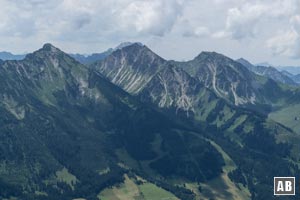 Aussicht vom Einstein: Rohnenspitze, Ponten und Bschießer (von links nach rechts)