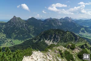 Aussicht vom Gipfel des Einstein auf die Tannheimer Berge