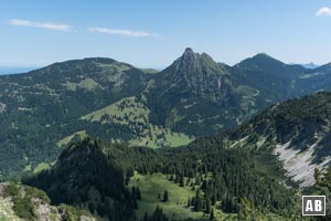 Am Sattel wird die Sicht nach Norden frei: Breitenberg, Aggenstein und Brentenjoch (von links nach rechts) auf der anderen Talseite