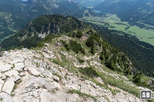 Rückblick auf die letzten Meter zum Gipfel. Links die plattige Passage.